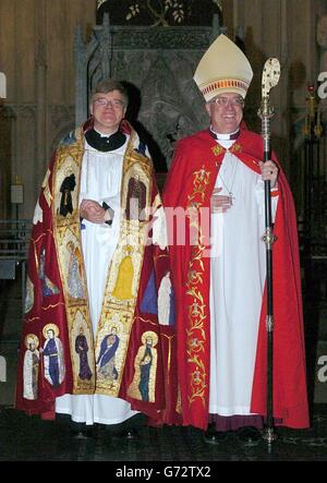 Dr. Jeffrey John neu installiert Dean von St Albans, links, mit Bischof der rechten Rev Christopher Herbert, in St Albans Kathedrale. Dr. John, 51, der schwul, aber zölibatär ist, wurde gezwungen, seine Annahme des Postens von Suffraganbischof von Reading letzten Sommer nach einem bitteren Streit über schwule Priester innerhalb der Kirche zurückziehen. Stockfoto