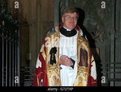 Dr. Jeffrey John hat den Dekan von St. Albans in der Abtei von St. Albans neu installiert. Dr. John, 51, der schwul, aber zölibatär ist, wurde im vergangenen Sommer nach einem bitteren Streit über schwule Priester in der Kirche gezwungen, seine Annahme des Postens als Suffraganbischof von Reading zurückzuziehen. 03/07/04: Anglikanische Führer haben alle Mitglieder der Church of England aufgefordert, ihre Meinungsverschiedenheiten über schwule Priester beiseite zu legen, da der umstrittene Geistliche Jeffrey John als neuer Dekan von St. Albans eingesetzt wurde. Stockfoto