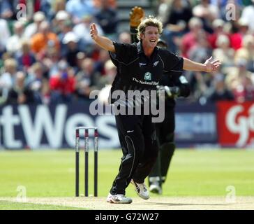 Der Neuseeländer Ian Butler appelliert erfolgreich für ein eintägiges internationales Spiel gegen West Indies Ricardo Powell in der NatWest Series in Sophia Gardens. Stockfoto