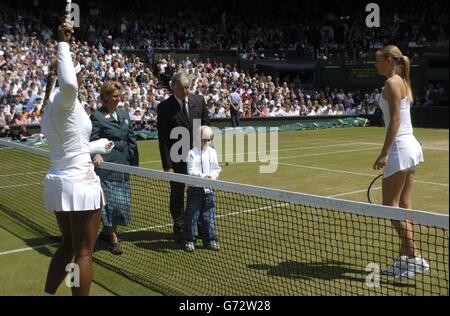 Die fünfjährige Emily Bailes aus Walsall in den West Midlands führt den Münzwurf durch, um zu entscheiden, wer im Finale des Ladies' Singles-Turniers bei den Lawn Tennis Championships in Wimbledon als erster zwischen Serena Williams (links) und Maria Sharapova dienen wird. Emily vertrat die gemeinnützige Organisation des Birmingham Children's Hospital, die Geld sammelt, um Ausrüstung für das Krankenhaus zu kaufen. Sie wurde von dem Turnierschiedsrichter Alan Mills und dem Schiedsrichter Alison lang unterstützt. Stockfoto