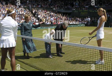 Die fünfjährige Emily Bailes aus Walsall in den West Midlands führt den Münzwurf durch, um zu entscheiden, wer als erster zwischen Serena Williams (links) und Maria Sharapova im Finale des Ladies' Singles Turniers bei den Lawn Tennis Championships in Wimbledon dienen wird. Emily vertrat die Birmingham Children's Hospital Charity, die Geld sammelt, um Ausrüstung für das Krankenhaus zu kaufen. Unterstützt wurde sie vom Turnierschiedsrichter Alan Mills und dem Schiedsrichter Alison lang. KEIN HANDY. Stockfoto