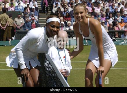 Die fünfjährige Emily Bailes aus Walsall in den West Midlands, die den Münzwurf durchführte, um zu entscheiden, wer als erster zwischen Serena Williams (links) und Maria Sharapova im Finale des Ladies' Singles Turniers bei den Lawn Tennis Championships in Wimbledon, London, dienen würde. Emily vertrat die Birmingham Children's Hospital Charity, die Geld sammelt, um Ausrüstung für das Krankenhaus zu kaufen. Unterstützt wurde sie vom Turnierschiedsrichter Alan Mills und dem Schiedsrichter Alison lang. KEIN HANDY. Stockfoto