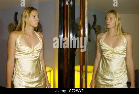 Die Meisterin der Damen Maria Sharapova kommt am Wimbledon Ball im Londoner Savoy Hotel an. Stockfoto