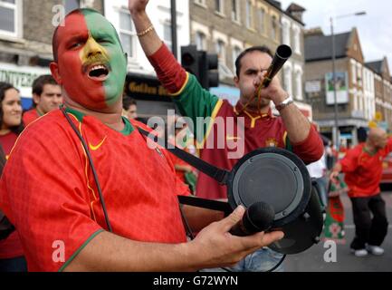 Portugiesische Fans treffen sich in Londons South Lambeth Road, um ihre Nationalmannschaft beim EM 2004 Finale heute Abend gegen Griechenland in Lissabon zu unterstützen. Stockfoto