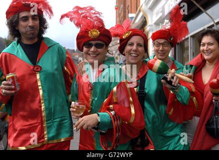 Portugiesische Fans treffen sich in Londons South Lambeth Road, um ihre Nationalmannschaft beim EM 2004 Finale heute Abend gegen Griechenland in Lissabon zu unterstützen. Stockfoto