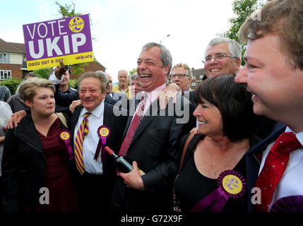 Der Parteivorsitzende der UKIP, Nigel Farage (Mitte), trifft seine neuen Ratsmitglieder bei einem Besuch in South Ockendon, Essex, während seine Partei im ganzen Land Gewinne, nachdem sie gestern bei Kommunalwahlen gewählt hatte. Stockfoto