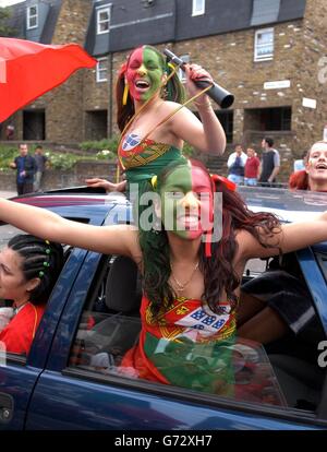 Portugiesische Fans versammeln sich in der Londoner South Lambeth Road, um ihre portugiesische Fußballnationalmannschaft zu unterstützen, die heute Abend in Lissabon beim EM 2004-Finale gegen Griechenland spielt. Stockfoto