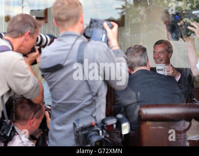 Nigel Farage, Parteichef der UKIP, genießt bei einem Besuch in Basildon, Essex, einen Kaffee im Castlemayne Pub, während seine Partei im ganzen Land Gewinne, nachdem sie gestern bei Kommunalwahlen gewählt hatte. Stockfoto