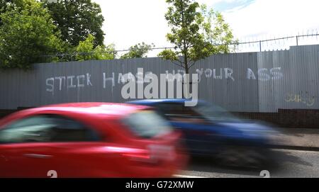 Graffiti an einem Zaun in Belfast, das sich auf Dr. Richard Haass bezieht – den ehemaligen US-Diplomaten, der den Vorsitz eines unglückseligen Vorschlages führte, um noch offene Fragen des Friedensprozesses in Nordirland zu lösen. Stockfoto