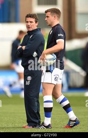 Bath Rugby-Cheftrainer Mike Ford (links) und sein Sohn George Ford (rechts) vor dem Finale des Amlin Challenge Cup im Cardiff Arms Park, Cardiff. Stockfoto