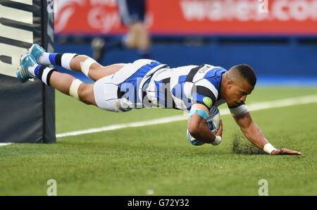 Anthony Watson von Bath Rugby taucht ein, um beim Finale des Amlin Challenge Cup im Cardiff Arms Park, Cardiff, den Eröffnungstry zu gewinnen. Stockfoto