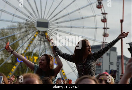 BBC Radio 1 großes Wochenende - Glasgow. Musikfans, die Ed Sheeran beim Big Weekend von Radio 1 im Glasgow Green, Glasgow, aufführen. Stockfoto