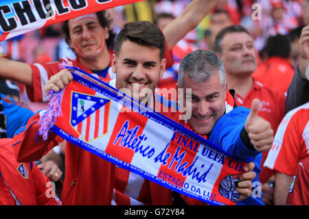 Fußball - UEFA Champions League - Finale - Real Madrid / Atletico Madrid - Estadio Da Luz. Atletico Madrid Fans zeigen auf den Tribünen Unterstützung für ihr Team Stockfoto