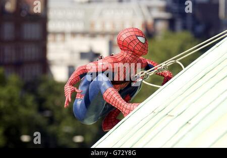 Ein Modell von Spiderman auf der Kuppel des Tussauds Planetariums in London, als Teil von Madame Tussauds neuer Attraktion Spiderman, die am 14. Juli 2004 eröffnet wird. Stockfoto