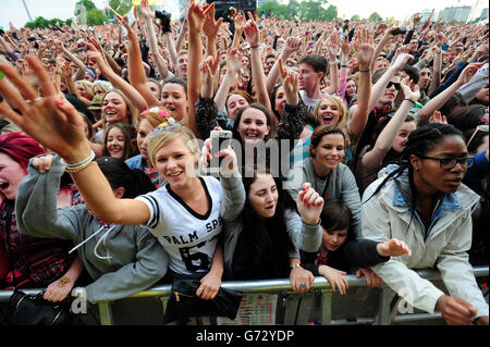 BBC Radio 1 großes Wochenende - Glasgow. Fans, die Calvin Harris beim Big Weekend von Radio 1 im Glasgow Green spielen. Stockfoto