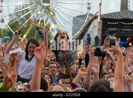 Fans von Calvin Harris treten während des großen Wochenendes von Radio 1 im Glasgow Green auf. Stockfoto