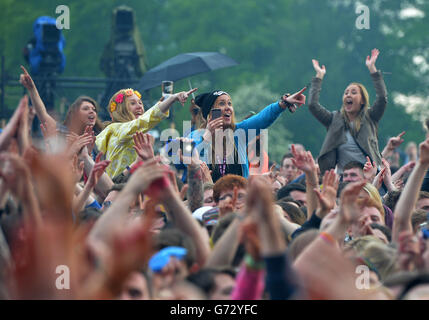 BBC Radio 1 großes Wochenende - Glasgow. Fans, die Calvin Harris beim Big Weekend von Radio 1 im Glasgow Green spielen. Stockfoto