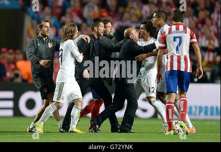 Fußball - UEFA Champions League - Finale - Real Madrid / Atletico Madrid - Estadio Da Luz. Der Manager von Atletico Madrid, Diego Simeone, und Raphael Varane von Real Madrid lassen sich nicht von der Stimmung abbringen Stockfoto