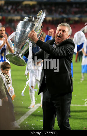 Fußball - UEFA Champions League - Finale - Real Madrid / Atletico Madrid - Estadio Da Luz. Real Madrid-Manager Carlo Ancelotti feiert mit der UEFA Champions League Trophy Stockfoto