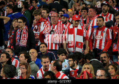 Fußball - UEFA Champions League - Finale - Real Madrid / Atletico Madrid - Estadio Da Luz. Atletico Madrid Fans auf den Tribünen Stockfoto