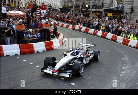 David Coulthard fährt mit einem McLaren Mercedes die Regent Street in London entlang, während die Formel 1 in die Hauptstadt kommt. Tausende von Formel-1-Fans versammelten sich zu dem beispiellosen Straßenmotorsportevent inmitten von Rufen nach einem permanenten Grand Prix, der dort ausgetragen wird. Stockfoto