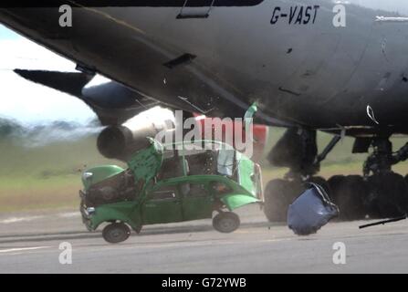 Ein Fahrzeug des Typs „2CV“ des Typs „City of New York“ wird durch die Düsenwäsche einer Virgin Atlantic Boeing 747-400 umgestolzen und weggeblasen, nachdem es von einem Team der BBC-Fernsehsendung „Top Gear“ am Flughafen Prestwick in Schottland in die Düsenexplosion des Flugzeugs gebracht wurde. Die Zuschauer können bei der Übertragung des Programms am 18. Juli selbst die volle Wirkung sehen und beobachten, wie das Auto mehr als 100 Meter geblasen wurde, als die Flugzeugmotoren bis zu 99 % der Abtriebskraft geöffnet wurden. Stockfoto