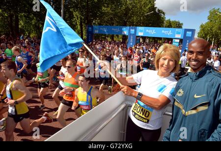 Jennie Bond die ehemalige BBC Royal Reporterin mit Mo Farah, der doppelten olympischen Goldmedaillengewinnerin, in der Mall, im Zentrum von London, zum Start des BUPA London 10,000 Laufs. Stockfoto