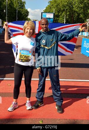 Jennie Bond die ehemalige BBC Royal Reporterin mit Mo Farah, der doppelten olympischen Goldmedaillengewinnerin, in der Mall im Zentrum von London vor dem Start der BUPA London 10,000. Stockfoto