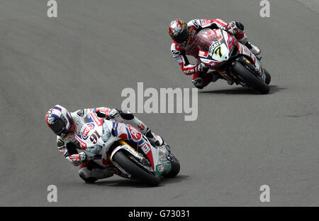 Leon Haslam von Honda CBR1000RR (links) und Chaz Davies von Ducati 1199 Panigale R von Ducati während des ersten Rennens bei der Superbikes FIM Weltmeisterschaft im Donington Park, Donington. DRÜCKEN Sie VERBANDSFOTO. Bilddatum: Sonntag, 25. Mai 2014. PA Story ansehen MOTO Donington. Bildnachweis sollte lauten: Simon Cooper/PA Wire Stockfoto