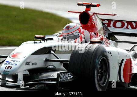 Der britische Fahrer Jenson Button in einem B.A.R Honda fährt im morgendlichen Training vor dem Grand Prix von Großbritannien durch die Club Corner. Stockfoto