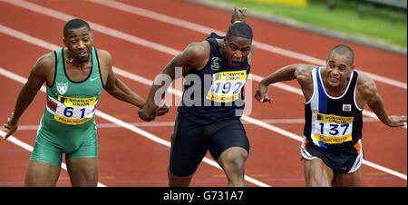 Jason Gardener (rechts) gewinnt das 100-Meter-Finale vom zweiten Platz Darren Campbell (links) und dem dritten Platz Mark Lewis-Francis am ersten Tag der Norwich Union Olympic Trials and Amateur Athletics Association Championships in der Manchester Regional Arena. Stockfoto