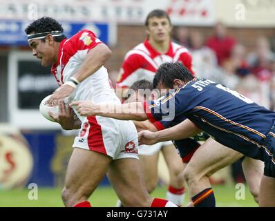 Maurie Fa'asavalu von St. Helens Saint wird vom Londoner Bronco Francis Stephenson während des Tetley's Super League-Spiels in der Knowsley Road, St. Helens, angegangen. Stockfoto