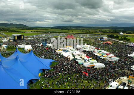 Während des zweitägigen Musikfestivals in Balado in der Nähe von Stirling ziehen die Nachtschwärmer in ein volles Haus auf die Hauptbühne. Stockfoto