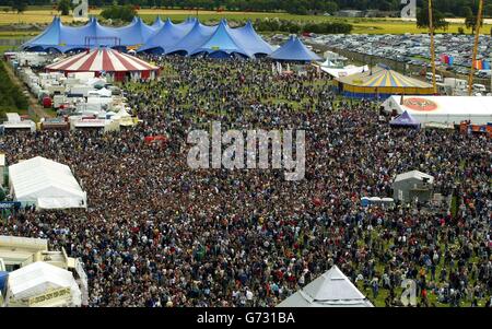 Ein volles Haus im T im Park, während die Nachtschwärmer sich während des zweitägigen Musikfestivals in Balado bei Stirling auf die Hauptbühne bewegen. Stockfoto