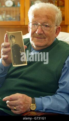 Der ehemalige deutsche Marineoffizier Max Quietsch, 81, vor seiner Tour durch das HMS Sovereign-Jäger-Killer-Atom-U-Boot der Royal Navy auf dem Marinestützpunkt Faslane in der Clyde. Die Reise für den U-Boot-Veteran, der knapp dem Tod entging, als sein Schiff aus dem Wasser gesprengt wurde, wurde von seinem Sohn Paul und seiner Schwiegertochter Helen als besonderes Vergnügen zu seinem Geburtstag organisiert. Stockfoto