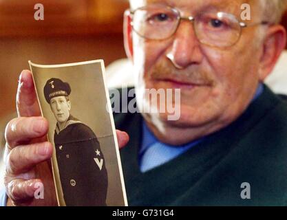 Der ehemalige deutsche Marineoffizier Max Quietsch, 81, vor seiner Tour durch das HMS Sovereign-Jäger-Killer-Atom-U-Boot der Royal Navy auf dem Marinestützpunkt Faslane in der Clyde. Die Reise für den U-Boot-Veteran, der knapp dem Tod entging, als sein Schiff aus dem Wasser gesprengt wurde, wurde von seinem Sohn Paul und seiner Schwiegertochter Helen als besonderes Vergnügen zu seinem Geburtstag organisiert. Stockfoto