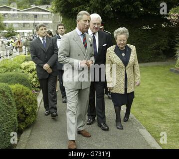 Der Prinz von Wales trifft Mr. Und Mrs. Jones, deren Haus bei einem Besuch im Snowdonian Dorf Trefriw, Conwy überflutet wurde. Das Dorf wurde Anfang des Jahres von Überschwemmungen verwüstet. Die Häuser wurden überflutet, nachdem im Februar starker Regen den Fluss Crafnant in seine Ufer stürzte. Charles besuchte eines der Häuser, die von pensionierten Bauern und Caravan Park Besitzer Ieuan und Alwena Jones. Ihm wurde ein Teil der Schäden gezeigt, die durch die 2ft-hohe Flut verursacht wurden, und er unterhielt sich mit der Familie bei Tee und walisischen Kuchen. Stockfoto