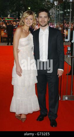 Die Stars des Films Kirsten Dunst und Tobey Maguire kommen zur britischen Gala-Premiere von Spider-man 2 am Odeon Leicester Square im Zentrum von London. Stockfoto