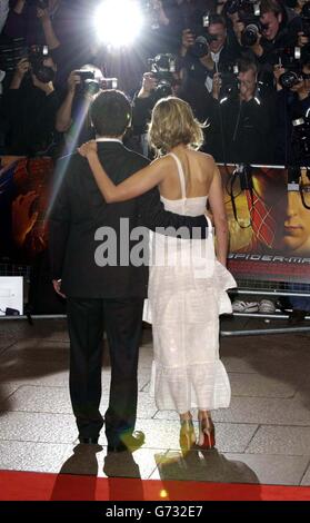 Die Stars des Films Kirsten Dunst und Tobey Maguire kommen zur britischen Gala-Premiere von Spider-man 2 am Odeon Leicester Square im Zentrum von London. Stockfoto