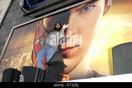 Aaron Barschak inszeniert einen Protest auf dem Dach während der britischen Gala-Premiere von Spider-man 2 auf dem Odeon Leicester Square im Zentrum von London. Stockfoto