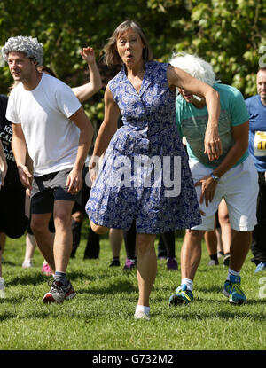 Moderatorin der Veranstaltung Jenny Agutter während eines Warm-Up mit Wettbewerbern vor einem Charity-Fun-Run, um Geld für den Cystic Fibrosis Trust im Dulwich Park in London zu sammeln. DRÜCKEN SIE VERBANDSFOTO. Bilddatum: Samstag, 31. Mai 2014. Das Foto sollte lauten: Yui Mok/PA Wire Stockfoto