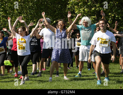 Moderatorin der Veranstaltung Jenny Agutter (Mitte) während eines Warm-Up mit Wettbewerbern vor einem Charity-Fun-Run, um Geld für den Cystic Fibrosis Trust im Dulwich Park in London zu sammeln. DRÜCKEN SIE VERBANDSFOTO. Bilddatum: Samstag, 31. Mai 2014. Das Foto sollte lauten: Yui Mok/PA Wire Stockfoto