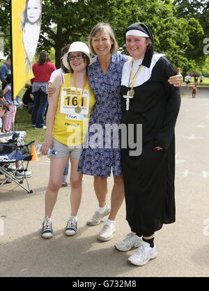 Moderatorin der Veranstaltung Jenny Agutter (Mitte) mit 5 km Konkurrenten Louise Banks (rechts) und der an Mukoviszidose erkrankten Emma Lake während eines Benefizlaufes, um Geld für den Cystic Fibrosis Trust im Dulwich Park in London zu sammeln. Stockfoto