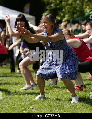 Moderatorin der Veranstaltung Jenny Agutter während eines Warm-Up mit Wettbewerbern vor einem Charity-Fun-Run, um Geld für den Cystic Fibrosis Trust im Dulwich Park in London zu sammeln. Stockfoto