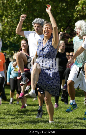 Moderatorin der Veranstaltung Jenny Agutter während eines Warm-Up mit Wettbewerbern vor einem Charity-Fun-Run, um Geld für den Cystic Fibrosis Trust im Dulwich Park in London zu sammeln. Stockfoto