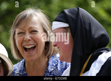 Moderatorin der Veranstaltung Jenny Agutter (links) mit der 5 km-Konkurrentin Louise Banks bei einem Charity-Fun-Run, um Geld für den Cystic Fibrosis Trust im Dulwich Park in London zu sammeln. Stockfoto