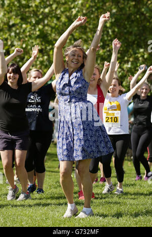 Moderatorin der Veranstaltung Jenny Agutter während eines Warm-Up mit Wettbewerbern vor einem Charity-Fun-Run, um Geld für den Cystic Fibrosis Trust im Dulwich Park in London zu sammeln. Stockfoto