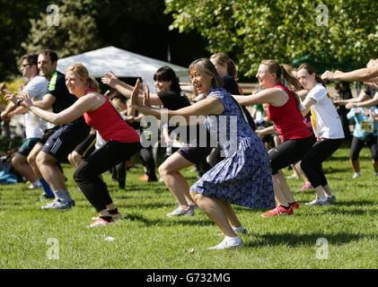 Moderatorin der Veranstaltung Jenny Agutter während eines Warm-Up mit Wettbewerbern vor einem Charity-Fun-Run, um Geld für den Cystic Fibrosis Trust im Dulwich Park in London zu sammeln. Stockfoto