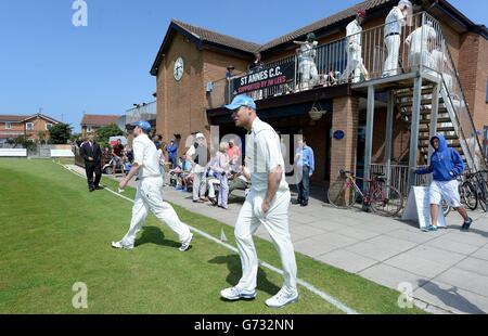 Andrew Flintoff tritt während des St Annes Cricket Club in Lancashshire auf den Platz, während er für St. Annes spielt. Stockfoto