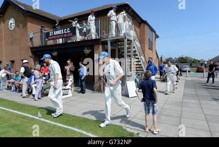 Cricket - Northern League - St Annes V Penrith - St Annes Cricket Club. Andrew Flintoff tritt während des St Annes Cricket Club in Lancashshire auf den Platz, während er für St. Annes spielt. Stockfoto